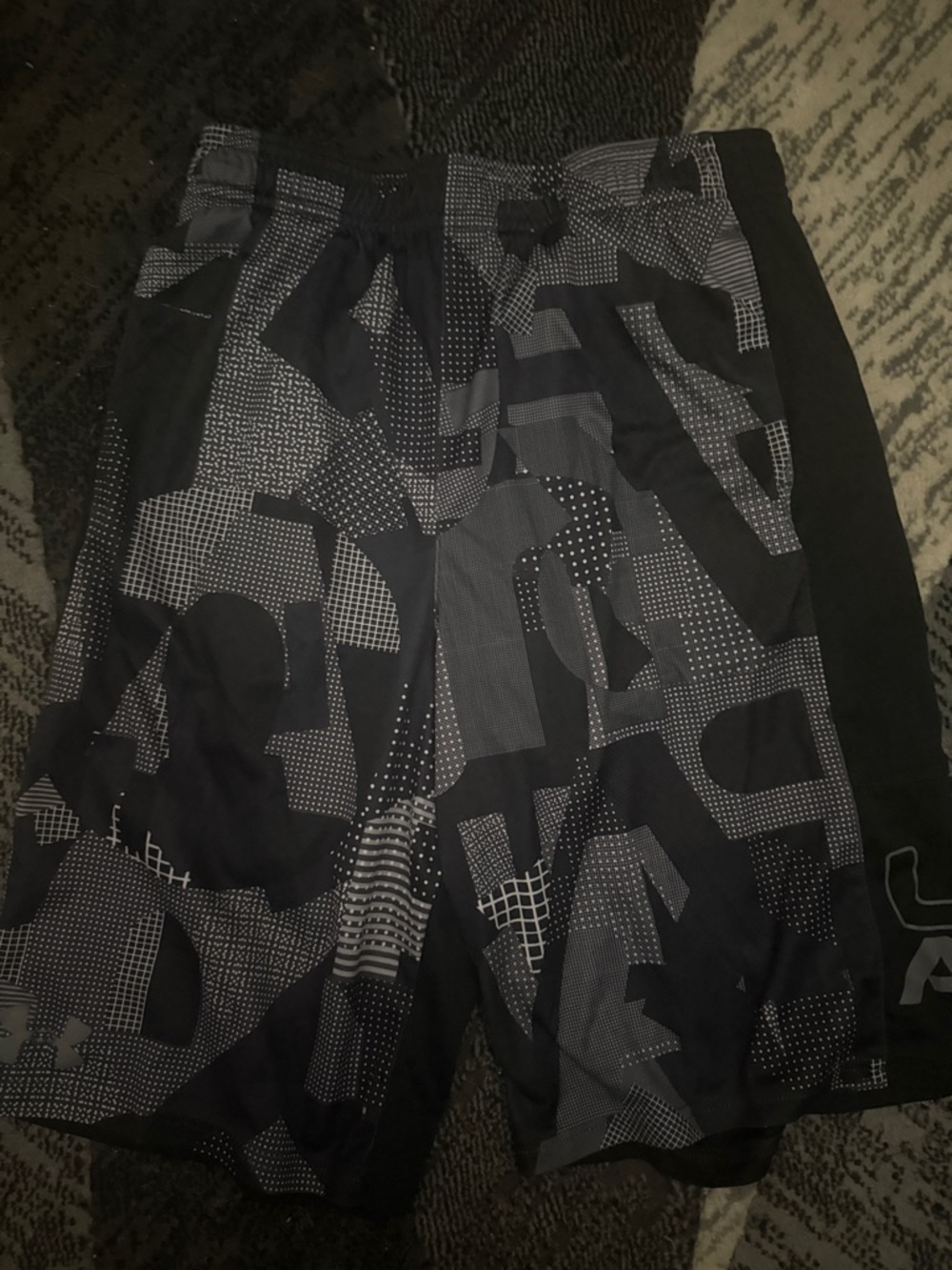 Under Armour Boys Gray Geometric Athletic Shorts - Large EUC
